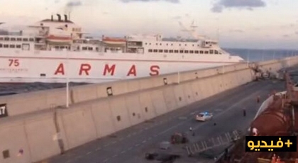 بسبب أحوال الطقس السيئة باخرة "ارماس" تصطدم برصيف الميناء