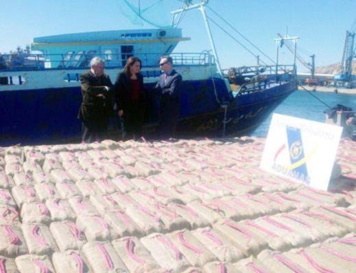 حجز باخرة صيد محلمة بـ7.5 طن من الحشيش واعتقال 9 مغاربة بينهم ناظوريَيْن و4 من تمسمان بإيطاليا حجز باخرة صيد محلمة بـ7.5 طن من الحشيش واعتقال 9 مغاربة بينهم ناظوريَيْن و4 من تمسمان بإيطاليا