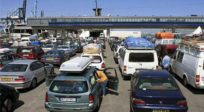 العشرات من أفراد الجالية المقيمة بالخارج عالقون بميناء الجزيرة الخضراء لأزيد من 24 ساعة العشرات من أفراد الجالية المقيمة بالخارج عالقون بميناء الجزيرة الخضراء لأزيد من 24 ساعة