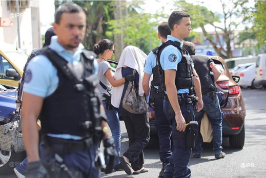 صور وفيديو.. إعتداء دموي على شرطيين اثنين برصاص مسلح بفرنسا صور وفيديو.. إعتداء دموي على شرطيين اثنين برصاص مسلح بفرنسا
