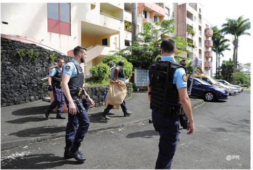 صور وفيديو.. إعتداء دموي على شرطيين اثنين برصاص مسلح بفرنسا صور وفيديو.. إعتداء دموي على شرطيين اثنين برصاص مسلح بفرنسا