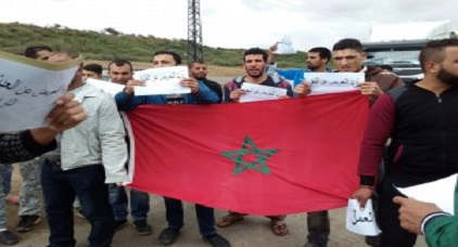 ساكنة "بويافر" تغلق الطريق المؤدية إلى بلدتها خلال وقفة احتجاجية تنديدا بوضعيتها المزرية