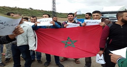 ساكنة "بويافر" تغلق الطريق المؤدية إلى بلدتها خلال وقفة احتجاجية تنديدا بوضعيتها المزرية