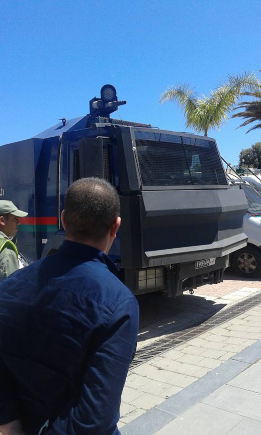 حسيميون يتساءلون عن دواعي استقدام عدد من شاحنات "قاذفات المياه الرشّاشة" إلى مدينتهم حسيميون يتساءلون عن دواعي استقدام عدد من شاحنات "قاذفات المياه الرشّاشة" إلى مدينتهم