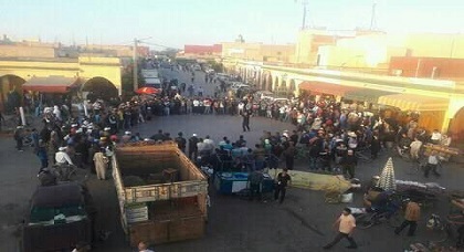 انتحار أربعيني أب لأطفال بسبب "الحكرة" يخرج حشود غفيرة إلى الشارع للاحتجاج انتحار أربعيني أب لأطفال بسبب "الحكرة" يخرج حشود غفيرة إلى الشارع للاحتجاج