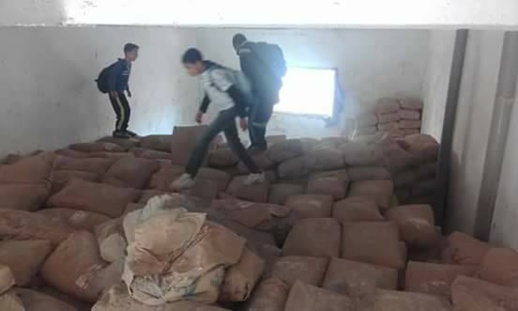 تداول صور تكشف فساد مواد البناء التي كانت ستستعمل في إعادة إعمار ما دمره زلزال 2004 بتماسينت تداول صور تكشف فساد مواد البناء التي كانت ستستعمل في إعادة إعمار ما دمره زلزال 2004 بتماسينت