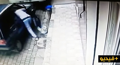 كاميرا مراقبة تصطاد لصا متلبسا بسرقة مبلغ مالي وهاتف نقال وأشياء أخرى من داخل سيارة بالناظور