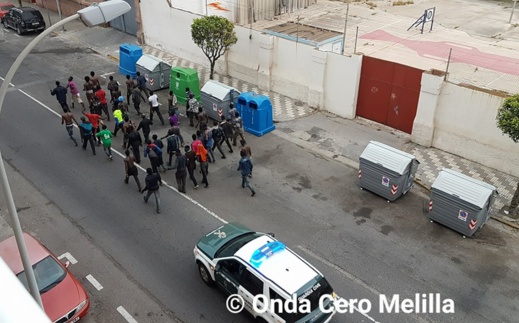 المئات من المهاجرين الأفارقة من دول جنوب الصحراء يخترقون السياج الحدودي ويتمكنون من الدخول الى مليلية المئات من المهاجرين الأفارقة من دول جنوب الصحراء يخترقون السياج الحدودي ويتمكنون من الدخول الى مليلية