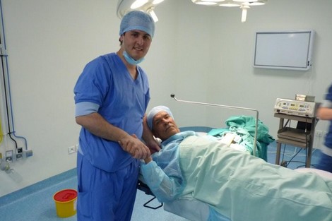 بنتهامي .. جراح ريفي بهولندا ينقذ حياة فقراء مغاربة مجانا بنتهامي .. جراح ريفي بهولندا ينقذ حياة فقراء مغاربة مجانا