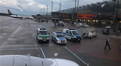 إخلاء طائرة  كانت تهم بالإقلاع من مطار كولونيا بون بألمانيا بعد سماع محادثة مشبوهة