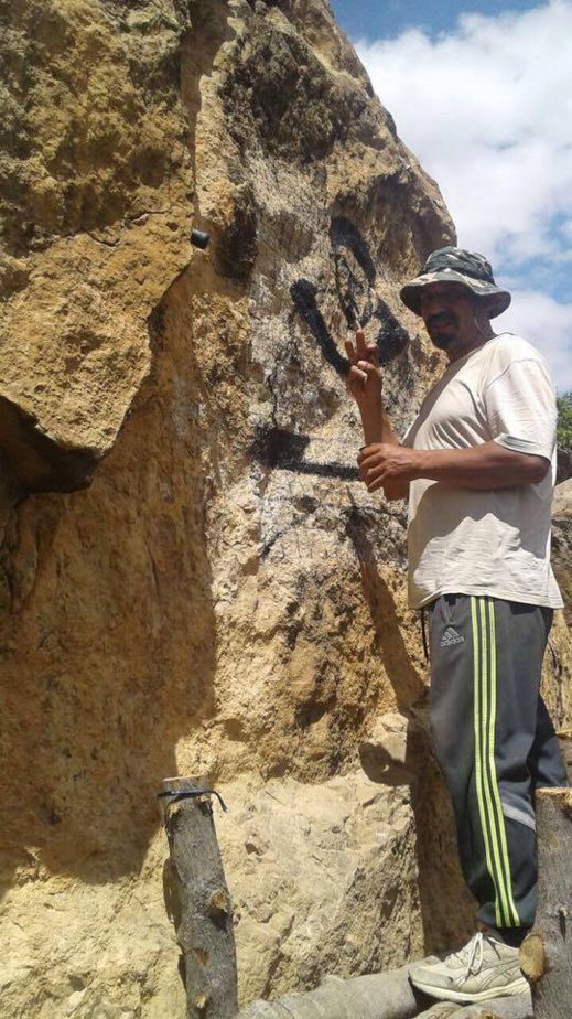 الفنان التشكيلي "يوبا" ينقش صور المجاهد "عبد الكريم الخطابي" على منحدر صخري بجبال الريف الفنان التشكيلي "يوبا" ينقش صور المجاهد "عبد الكريم الخطابي" على منحدر صخري بجبال الريف