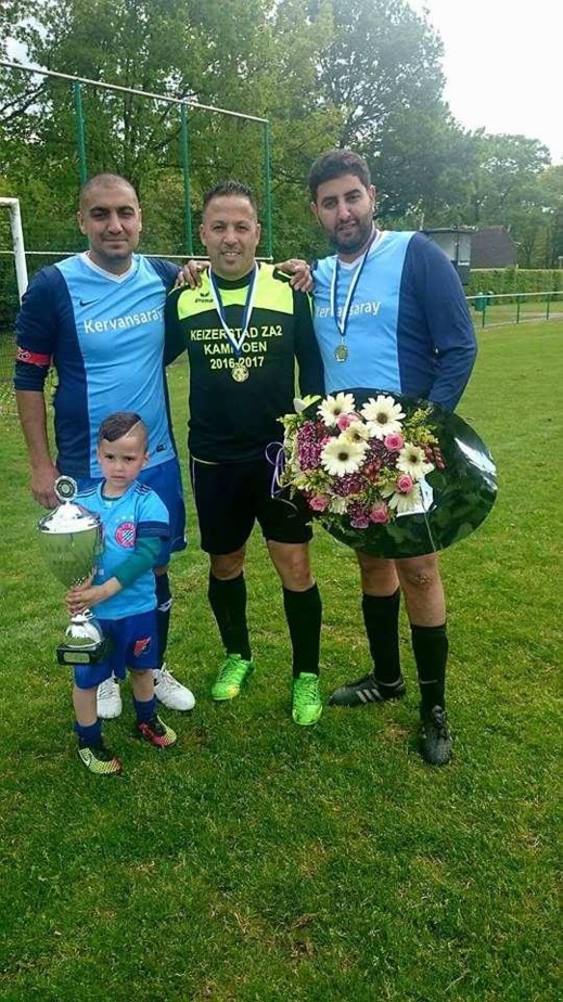 الحارس السابق لأمل العروي "بنهيجة حكيمو" يحقق الصعود بفريقه بالدوري الاحترافي بهولندي الحارس السابق لأمل العروي "بنهيجة حكيمو" يحقق الصعود بفريقه بالدوري الاحترافي بهولندي