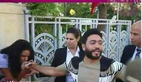 فضيحة بجلاجل: سخط فيسبوكي واسع بعد تقبيل مغربيات يد تامر حسني ومقارنتها بناشطات الحراك بالريف فضيحة بجلاجل: سخط فيسبوكي واسع بعد تقبيل مغربيات يد تامر حسني ومقارنتها بناشطات الحراك بالريف