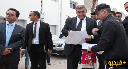 وزير الداخلية عبد الوافي لفتيت يتحدث بالريفية مع مواطن من مدينة الحسيمة وزير الداخلية عبد الوافي لفتيت يتحدث بالريفية مع مواطن من مدينة الحسيمة