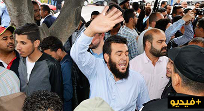 فوضى و احتجاج امام مقر عمالة الناظور قبل وصول وزير الداخلية عبد الوافي لفتيت