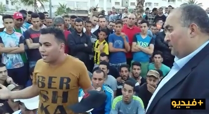 نائب رئيس برلمان بروكسيل فؤاد أحيدار يستمع للمحتجين بإمزورن