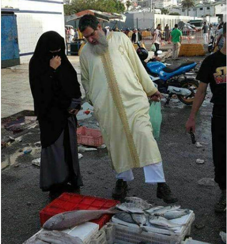الشيخ الفيزازي يعتبر تداول صورته وهو يساوم السمك برجله انتقاما منه بسبب مواقفه من حراك الريف الشيخ الفيزازي يعتبر تداول صورته وهو يساوم السمك برجله انتقاما منه بسبب مواقفه من حراك الريف