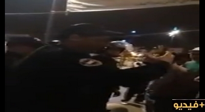 شرطي ريفي يستمع للمحتجين بإمزورن وأخر يدخل معهم في نقاش ويطالبهم بإخلاء الساحة شرطي ريفي يستمع للمحتجين بإمزورن وأخر يدخل معهم في نقاش ويطالبهم بإخلاء الساحة