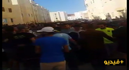 في أول ردة فعل بعد إعتقال الزفزافي.. خروج مجموعة من المواطنين للإحتجاج بإمزورن في أول ردة فعل بعد إعتقال الزفزافي.. خروج مجموعة من المواطنين للإحتجاج بإمزورن
