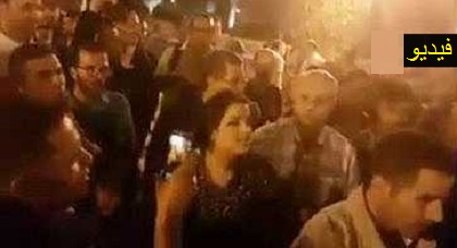 غريب: "امرأة" تقتحم وقفة المتضامنين مع معتقلي الريف بالرباط وتُناوشهم بعدما نعتتهم بالحمير غريب: "امرأة" تقتحم وقفة المتضامنين مع معتقلي الريف بالرباط وتُناوشهم بعدما نعتتهم بالحمير