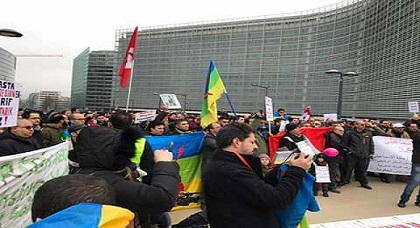 نشطاء مغاربة يجمعون توقيعات لتوجيهها للمفوضية الأوروبية والرئيس الفرنسي للمطالبة بإطلاق سراح معتقلي حراك الريف نشطاء مغاربة يجمعون توقيعات لتوجيهها للمفوضية الأوروبية والرئيس الفرنسي للمطالبة بإطلاق سراح معتقلي حراك الريف