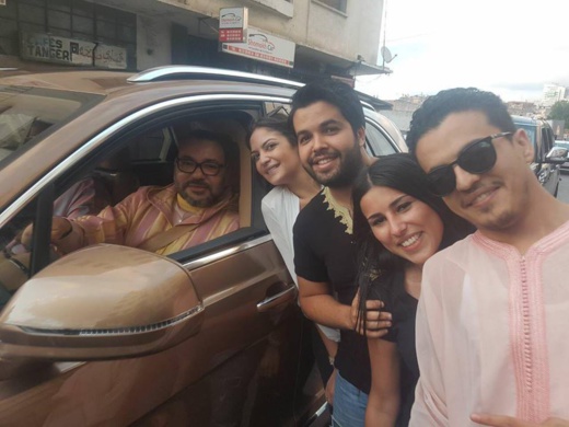 الملك يتجول في البيضاء قبيل الافطار ويلتقط صورا مع المواطنين الملك يتجول في البيضاء قبيل الافطار ويلتقط صورا مع المواطنين