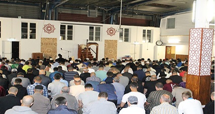 سحر الصوت الرائع للمقرئ إسماعيل الجميلي يجذب مئات المصلين للتراويح بمسجد الإمام مالك بكوبنهاكن سحر الصوت الرائع للمقرئ إسماعيل الجميلي يجذب مئات المصلين للتراويح بمسجد الإمام مالك بكوبنهاكن