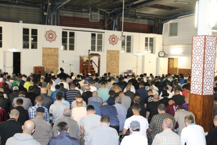 سحر الصوت الرائع للمقرئ إسماعيل الجميلي يجذب مئات المصلين للتراويح بمسجد الإمام مالك بكوبنهاكن سحر الصوت الرائع للمقرئ إسماعيل الجميلي يجذب مئات المصلين للتراويح بمسجد الإمام مالك بكوبنهاكن