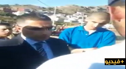 مواطنون يناقشون الوالي اليعقوبي حول إعتقال الزفزافي ونشطاء الحراك مواطنون يناقشون الوالي اليعقوبي حول إعتقال الزفزافي ونشطاء الحراك