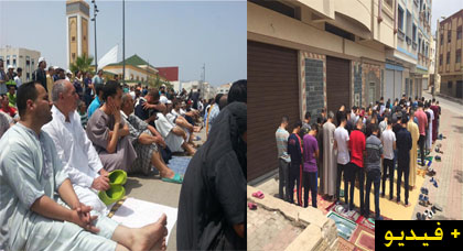 إمزورن.. فيديوهات تظهر أداء المصلين لصلاة الجمعة في الشارع العام إحتجاجا على إعتقال النشطاء