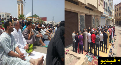 إمزورن.. فيديوهات تظهر أداء المصلين لصلاة الجمعة في الشارع العام إحتجاجا على إعتقال النشطاء إمزورن.. فيديوهات تظهر أداء المصلين لصلاة الجمعة في الشارع العام إحتجاجا على إعتقال النشطاء