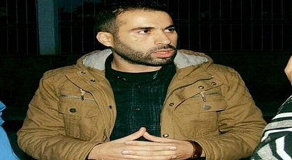 دينامو الحراك الناشط أحمجيق لبس الأصفاد بنفسه أمام انهيار والدته وهكذا تم إعتقاله
