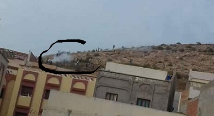قبيل آذان صلاة المغرب بالحسيمة... مواجهات وقنابل مسيلة للدموع واعتقالات بالجملة لتفريق مظاهرة قبيل آذان صلاة المغرب بالحسيمة... مواجهات وقنابل مسيلة للدموع واعتقالات بالجملة لتفريق مظاهرة