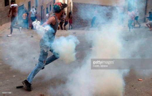 أقوى مشاهد المواجهات في الريف بين المحتجين والأمن أقوى مشاهد المواجهات في الريف بين المحتجين والأمن