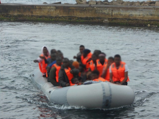 الحرس المدني الاسباني ينقذ قاربا مطاطيا على متنه 26 مهاجرا بينهم ثلاث نساء وطفلان أبحروا من الناظور الحرس المدني الاسباني ينقذ قاربا مطاطيا على متنه 26 مهاجرا بينهم ثلاث نساء وطفلان أبحروا من الناظور