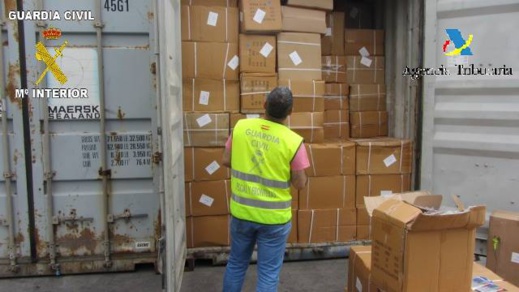 حجز كمية مهمة من السلع المقلدة بميناء مليلية كانت في طريقها الى المغرب بقيمة مالية تقدر ب600 ألف يورو حجز كمية مهمة من السلع المقلدة بميناء مليلية كانت في طريقها الى المغرب بقيمة مالية تقدر ب600 ألف يورو