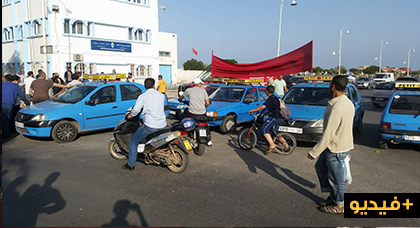 سائقو الطاكسيات الصغيرة يغلقون الطريق وسط بني أنصار احتجاجا على مزاحمتهم من قبل الطاكسيات الكبيرة سائقو الطاكسيات الصغيرة يغلقون الطريق وسط بني أنصار احتجاجا على مزاحمتهم من قبل الطاكسيات الكبيرة