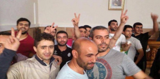 معتقلو "حراك الريف" يرفعون "شارة النصر" داخل محكمة الحسيمة معتقلو "حراك الريف" يرفعون "شارة النصر" داخل محكمة الحسيمة