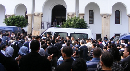 ناشط من الحسيمة يصرخ أمام القاضي: لعبوا بيا التنس الأستاذ ديالي.. وهذه تفاصيل 19 ساعة من المحاكمة ناشط من الحسيمة يصرخ أمام القاضي: لعبوا بيا التنس الأستاذ ديالي.. وهذه تفاصيل 19 ساعة من المحاكمة