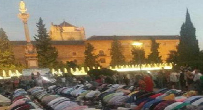 مسلمو جنوب الأندلس بإسبانيا يمتعضون بسبب أداء تراويح رمضان أمام تمثال للعذراء بغرناطة مسلمو جنوب الأندلس بإسبانيا يمتعضون بسبب أداء تراويح رمضان أمام تمثال للعذراء بغرناطة