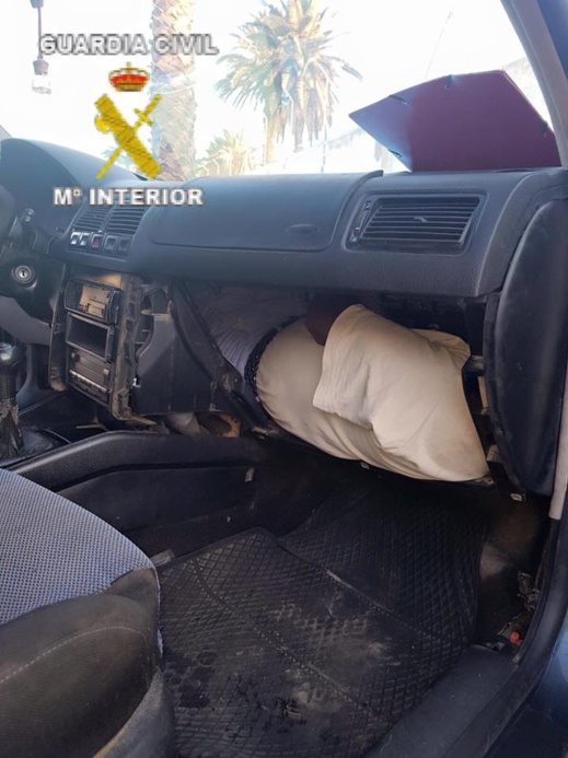 مليلية.. اعتقال مغربي بعد محاولته تهريب 5 مهاجرين أفارقة داخل تجاويف سيارته مليلية.. اعتقال مغربي بعد محاولته تهريب 5 مهاجرين أفارقة داخل تجاويف سيارته