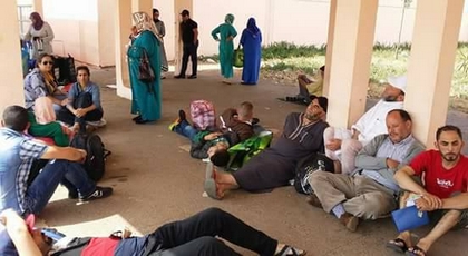 صور عائلات معتقلي حراك الريف وهم ينتظرون زيارة أبناهم تلهب الفايس بوك صور عائلات معتقلي حراك الريف وهم ينتظرون زيارة أبناهم تلهب الفايس بوك