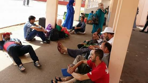 صور عائلات معتقلي حراك الريف وهم ينتظرون زيارة أبناهم تلهب الفايس بوك