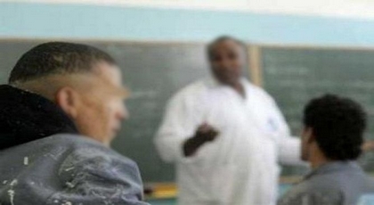 بسبب أدائه لعمله.. أستاذ يقفز من النافذة بعد أن هدده تلميذ بسكين بسبب أدائه لعمله.. أستاذ يقفز من النافذة بعد أن هدده تلميذ بسكين