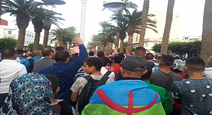 نشطاء الحراك بالناظور : لم نتوافق على أي سياسي ليلعب دور الوسيط والشارع هو الحل نشطاء الحراك بالناظور : لم نتوافق على أي سياسي ليلعب دور الوسيط والشارع هو الحل