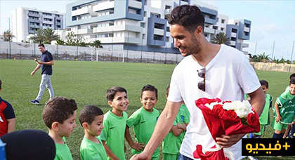 حارس المنتخب المغربي منير المحمدي يزور مدرسة "المنار" لكرة القدم بالناظور