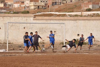 كرة القدم الناظورية بين مطرقة المواهب وسندان إنعدام البنيات التحتية .. إلى متى ؟ كرة القدم الناظورية بين مطرقة المواهب وسندان إنعدام البنيات التحتية .. إلى متى ؟