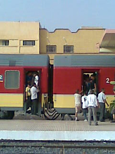 فوضى بمحطة القطار بالناظور ومسافرون يستنكرون الوضع فوضى بمحطة القطار بالناظور ومسافرون يستنكرون الوضع