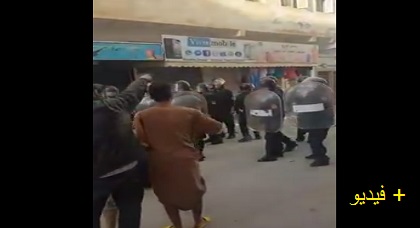 بالفيديو.. مواطنون بإمزورن ينفجرون غضبا في وجه قوات الأمن مطالبين برفع العسكرة 