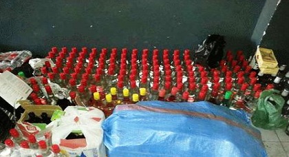 حجز 108 قنينة "ويسكي" للاستهلاك أيام "العيد" وضبط 180 كلغ من الأكياس البلاستيكية بمعبر بني أنصار حجز 108 قنينة "ويسكي" للاستهلاك أيام "العيد" وضبط 180 كلغ من الأكياس البلاستيكية بمعبر بني أنصار